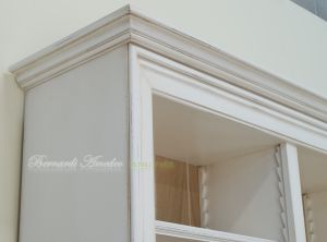 Libreria in legno con 3 ante finitura colore bianco anticato e schienali in rovere sbiancato